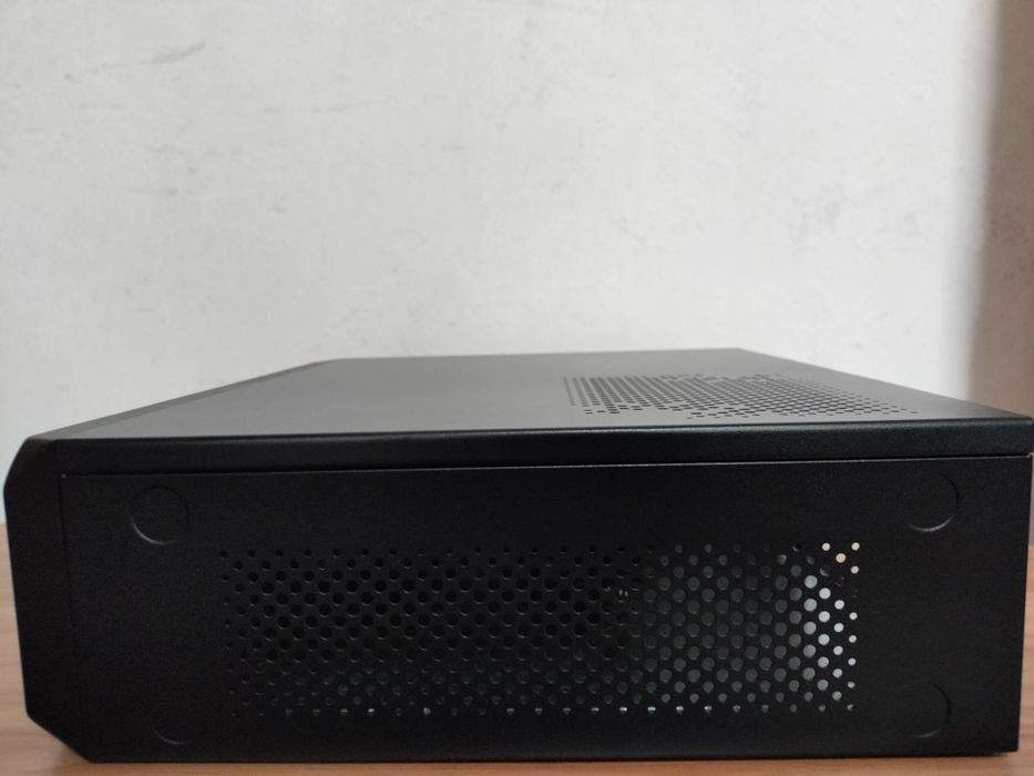 SFF корпус для ПК (mATX/ITX)