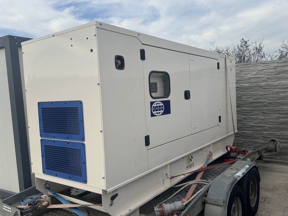 Generator electric trifazic