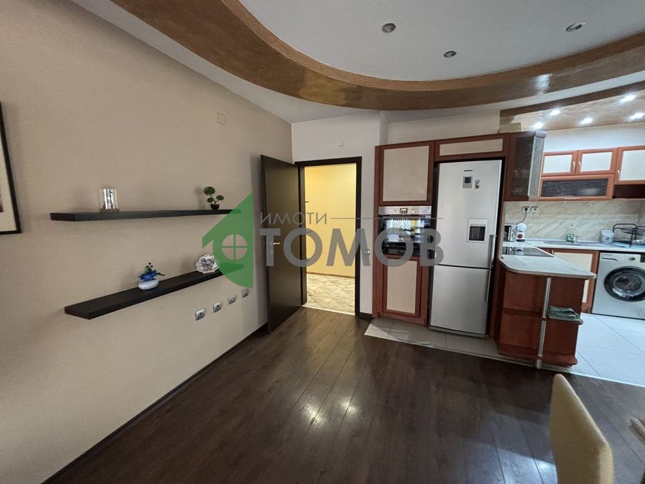 Просторен тристаен апартамент в кв. Билла 1