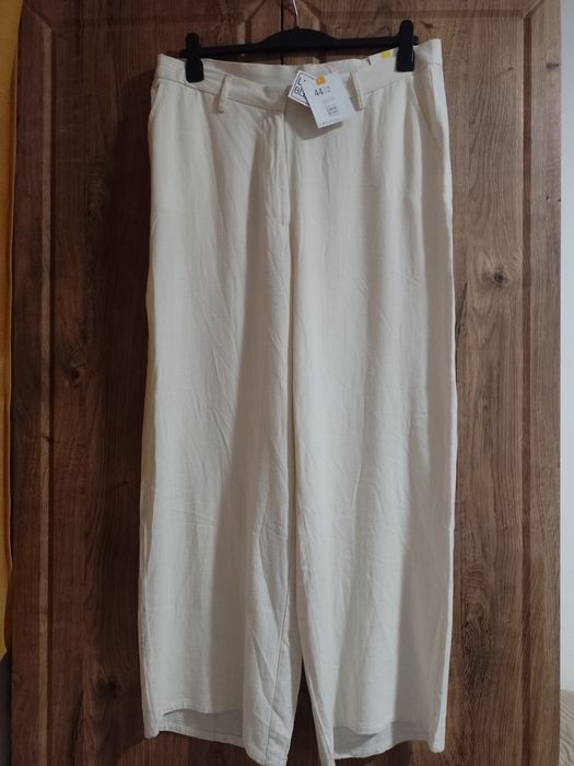 Pantaloni cu talie înaltă și crac larg