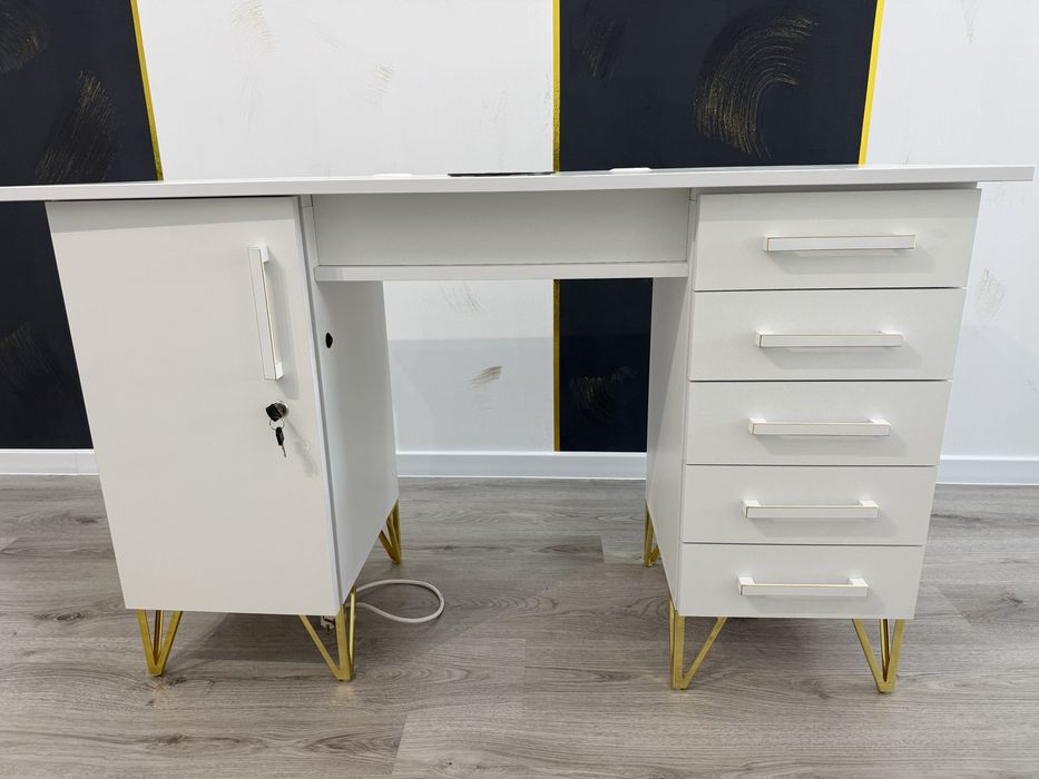 Masa manichiura cu aspirator incorporat