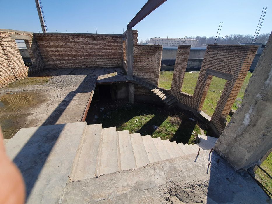 Ishtixon tumani park yonidan 17.5 sotixga 2 qavatli bitmagan bino