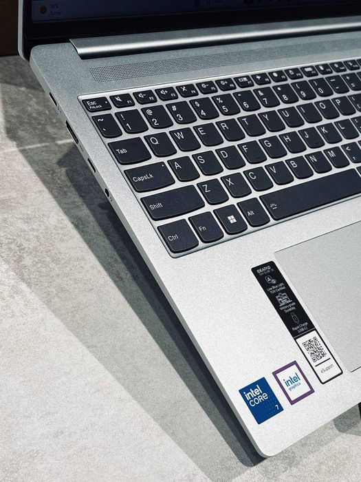 Lenovo Ideapad Core 7 150U 8/512 16'0 WUXGA Ips