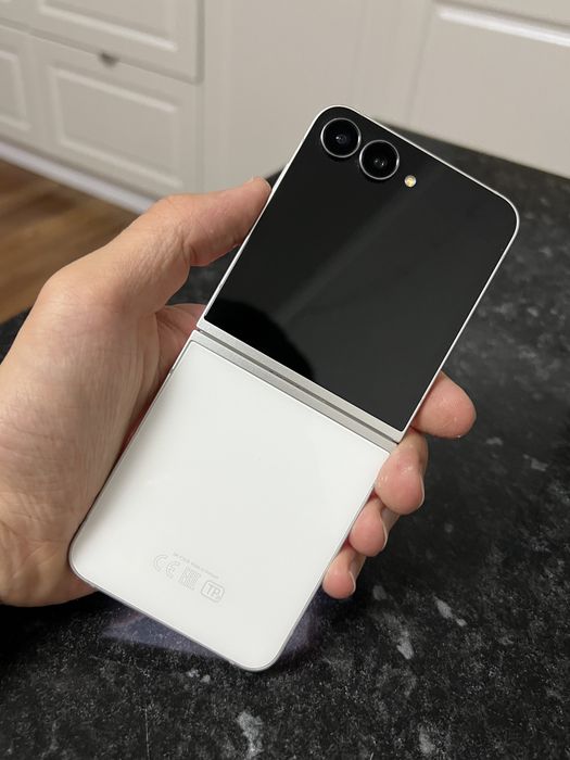 срочно продам samsung Z Flip7 FE