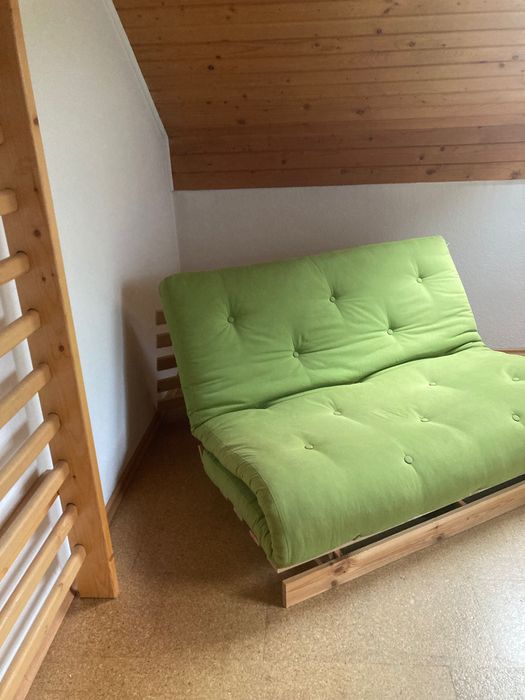 Vând canapea extensibila, de tip futon, cu 2 locuri, aproape nouă, nefolosită
