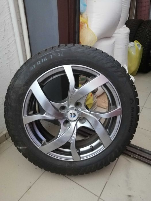 Резины (шины) зимние шипованные с титановыми дисками 4 шт.