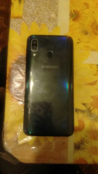 Самсунг а40  в хорошем состоянии