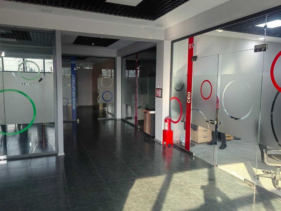 Отдельностоящее здание вдоль дороги. Яккасарайский район