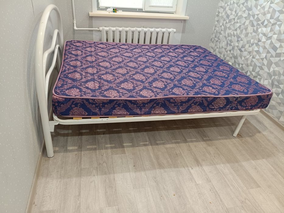 Кровать с матрасом