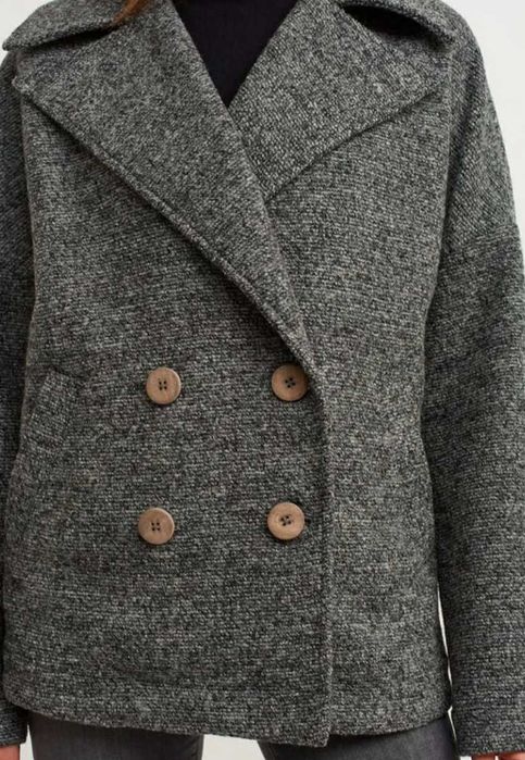 Късо сиво палто с копчета