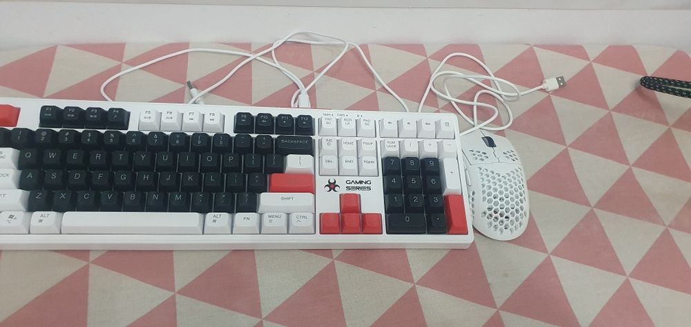 Tastatură și maus de gaming