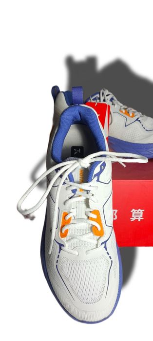 Женские спортивные кроссовки