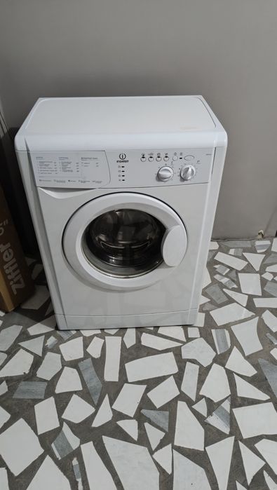 Продаю бытовую стиральную машину Indesit  5 кг бу
