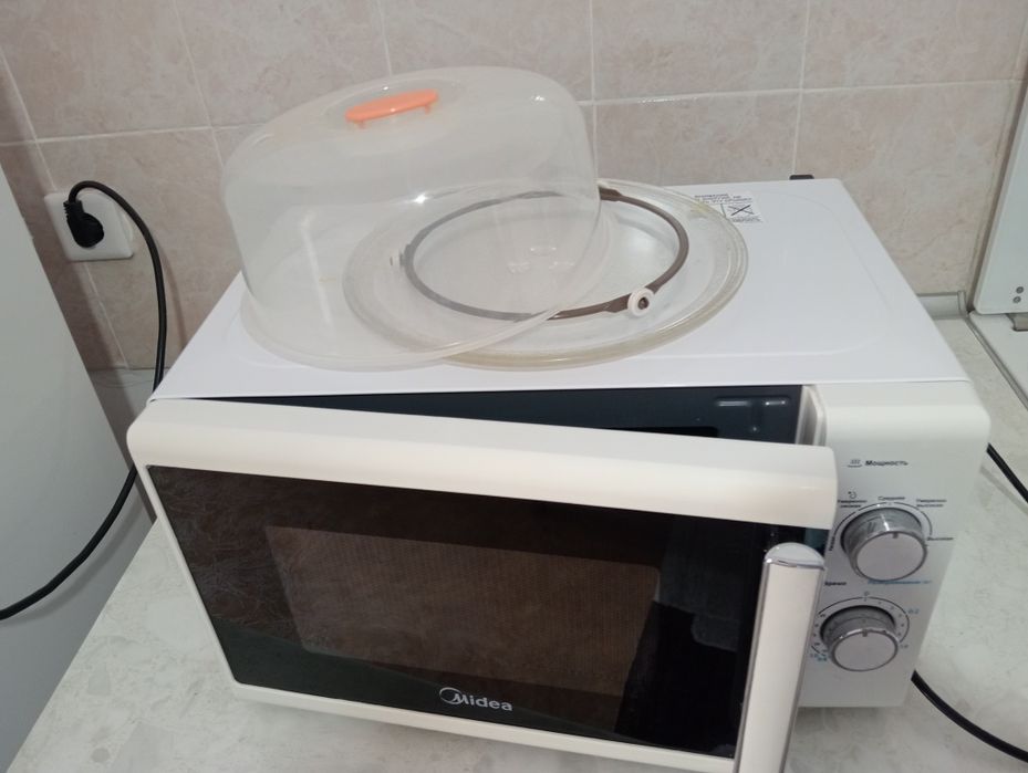 Микроволновые печь Midea MM720CPO-S