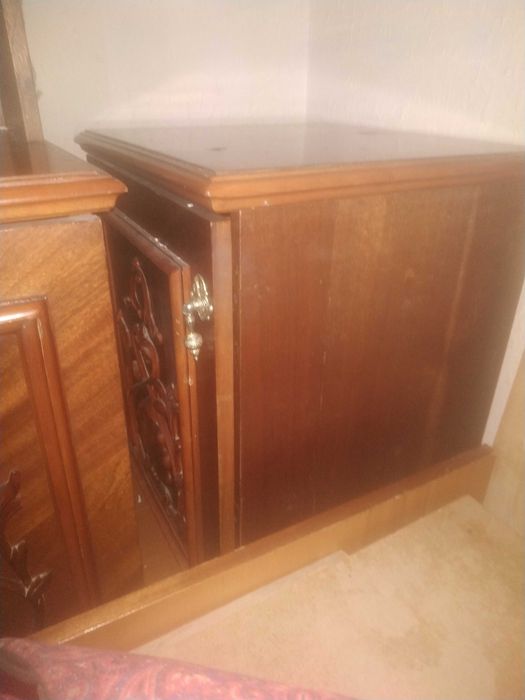 Продается красивое Румынское трюмо и тумбочки. не дорого.