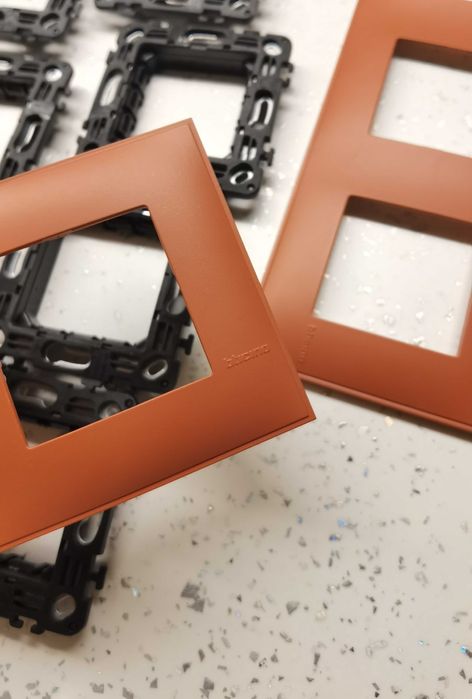 Останали след ремонт Classia монтажни и декоративни рамки, USB модули