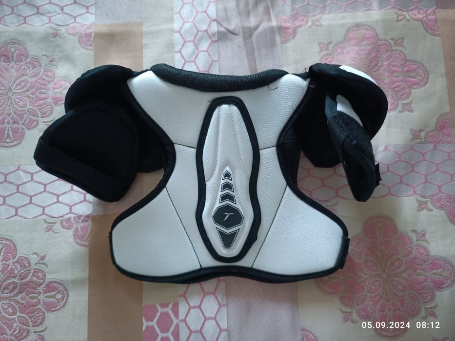 Нагрудник CCM для хоккея детский.