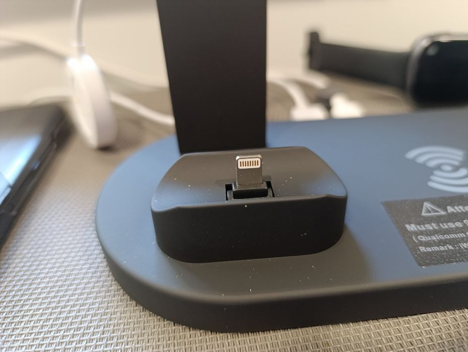 Мулти-функционална станция за зареждане 4 в 1/Docking station charger!