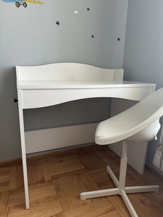 НАМАЛЕНО Бюро в бял цвят (с отвор за кабели и закачалка за чанта)