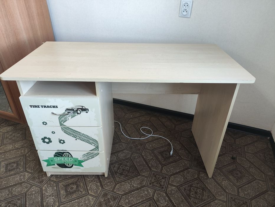 шкаф 35000, стол в подарок