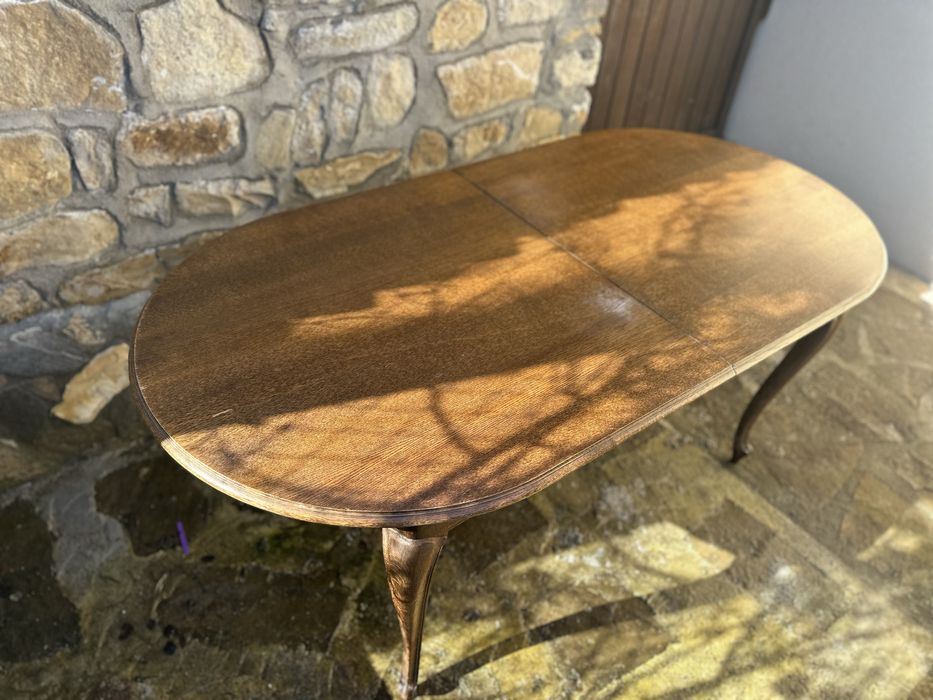 Елегантна овална трапезна маса
