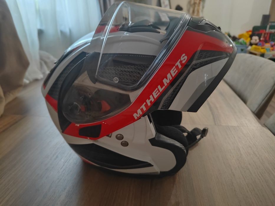 Cască moto flip-up MT Helmets, cu intercom integrat.