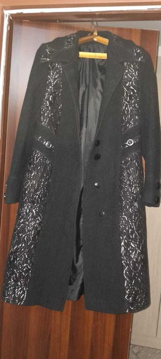 продам пальто  демисезонное  на 48-50  размер 4000 производство Россия