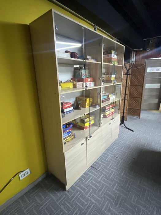 Продам шкаф полку со стекляными дверцами