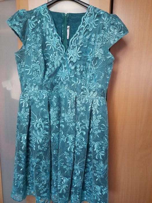 Vând două rochițe.200 RON una