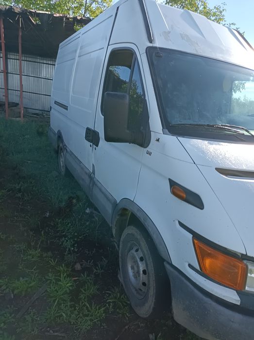 Vând iveco ușor avariat