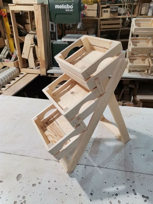 Мини стъпаловиден дървен стелаж с 3 мини щайги