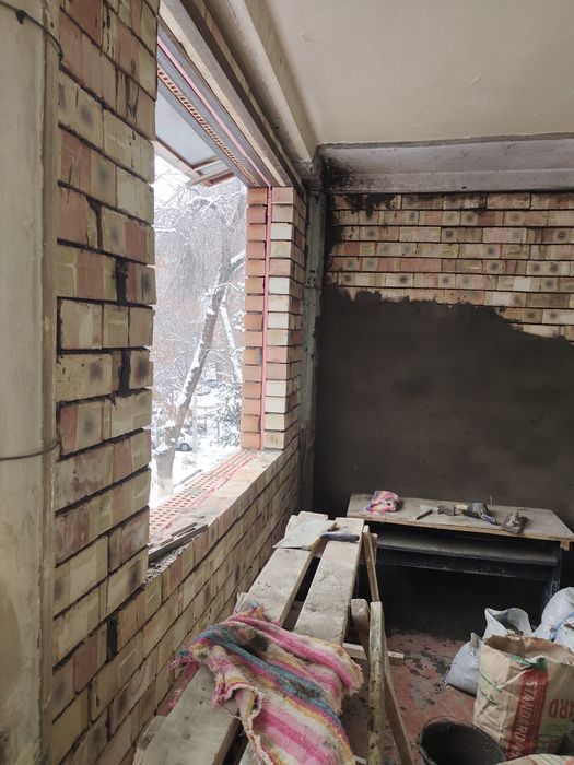 Кладка кирпича балкон