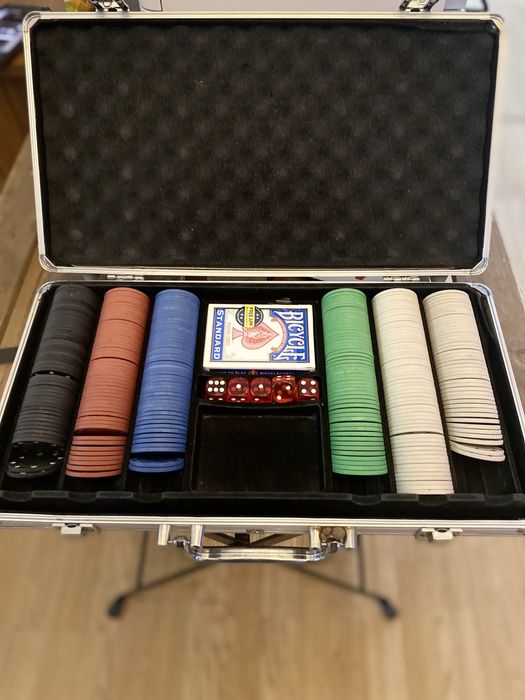 Игральный покерный стол