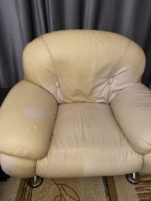 Кресло кожаное не просевшее