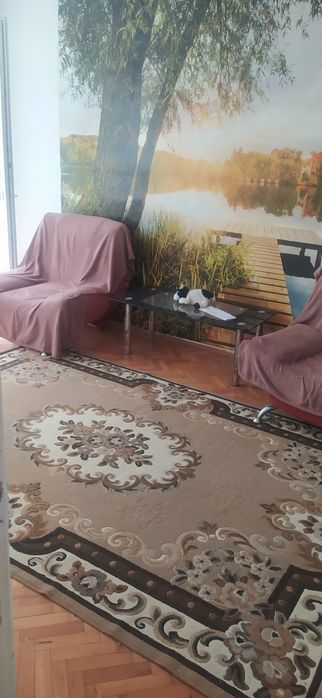 Închiriez apartament 3 camere in Carpați 1