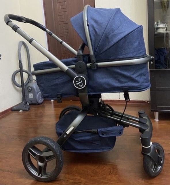 Коляска новая синего цвета