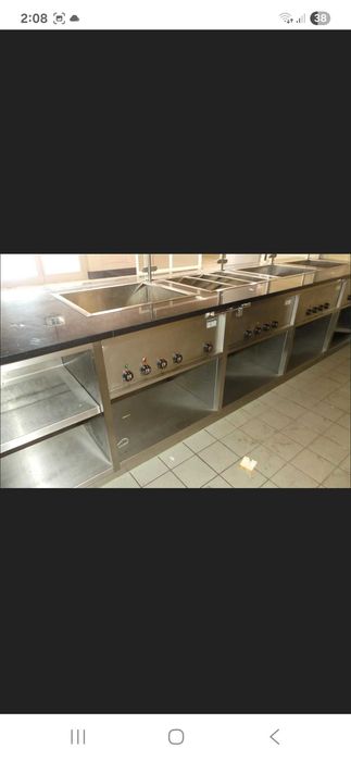 Linie autoservire profesională, cu vitrină frigorifică și zonă caldă