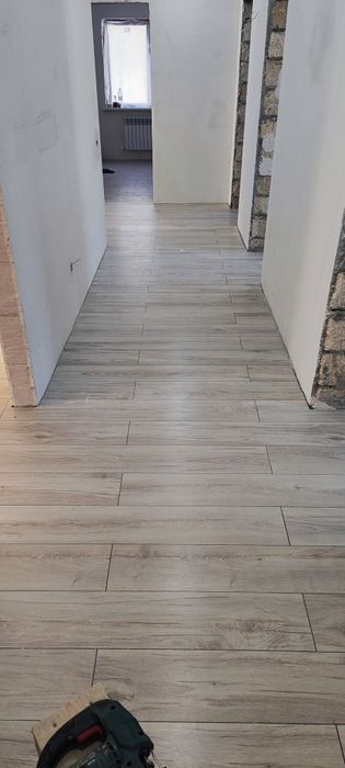 Ламинат, линолеум, паркет, паркет, плинтуса