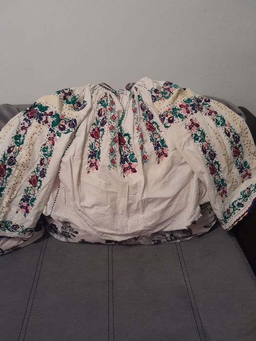 Piese costum traditional