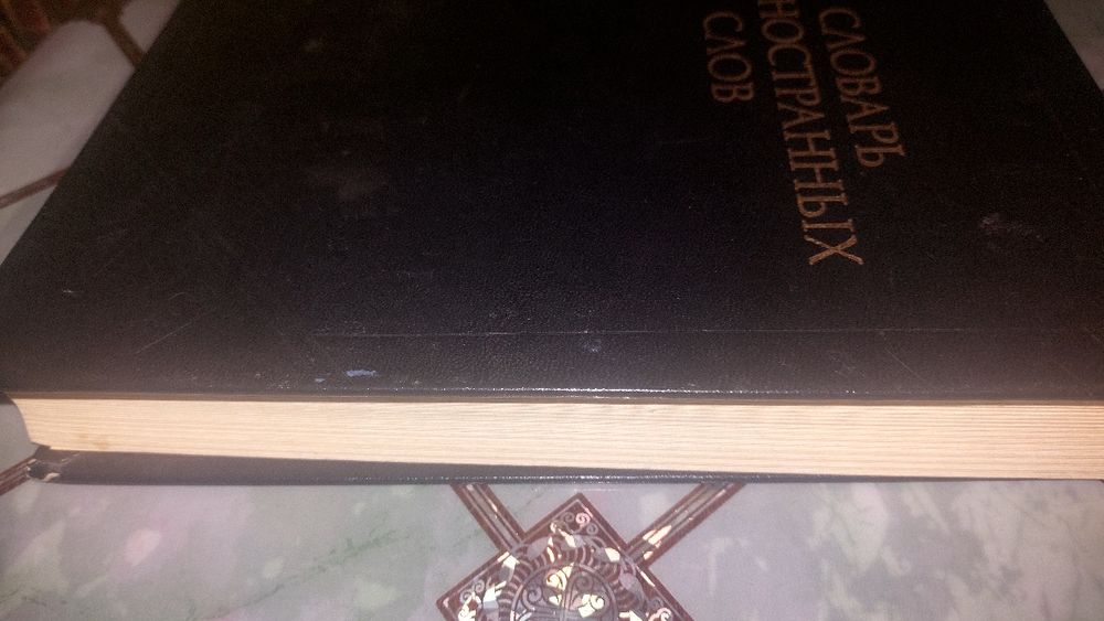 Продаются книги на английском и русском языке. Каждая по 5000