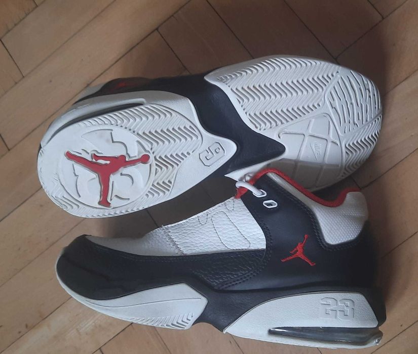 Adidasi jordan max aura 3, alb/negru/rosu