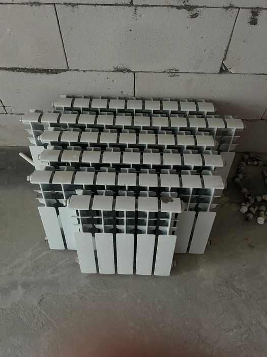 Батарея и окно пластиковая