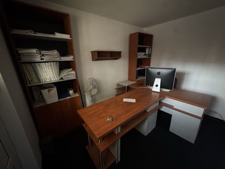 Vand mobilier complet pentru birou compus din birouri, biblioteci, etc