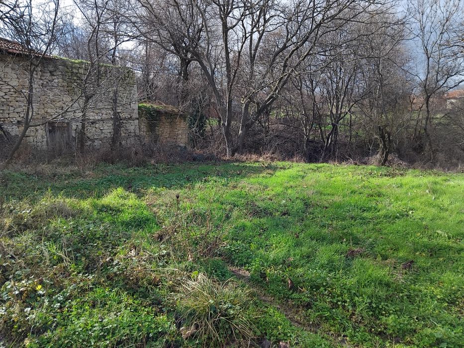 Парцел с постройка с близост до центъра