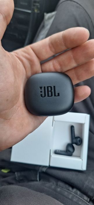 Casti  jbl noii desigilate pentru test