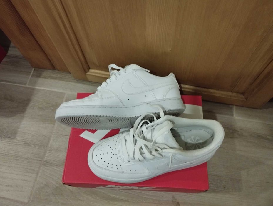 Дамски бели кецове Nike