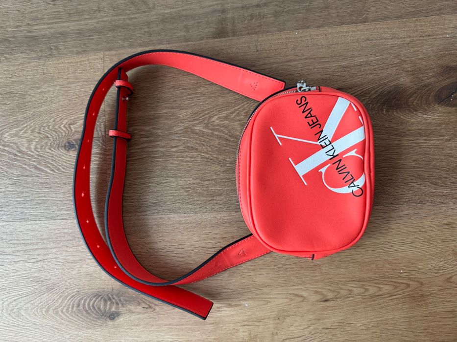 Нова Calvin Klein чанта за кръст