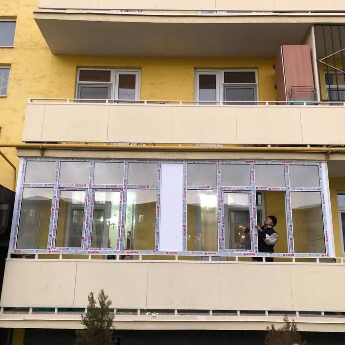 Пластиковые балконы двери окна