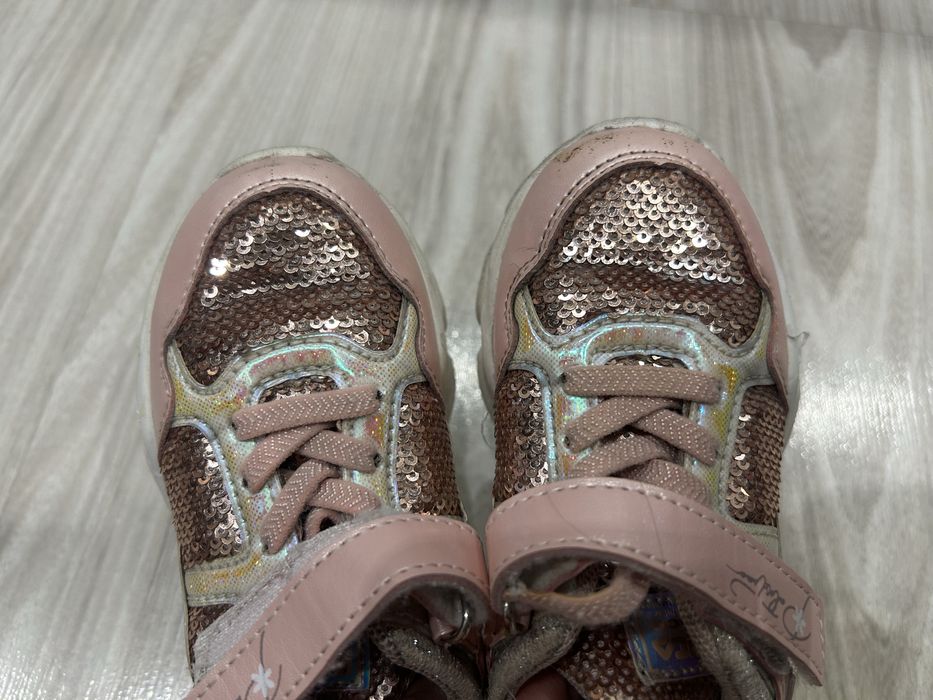 Продам кроссовки на девочку