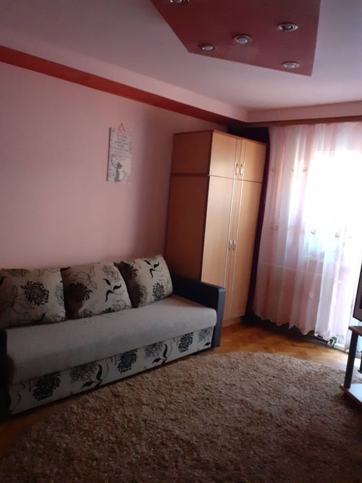 Închiriez apartament .